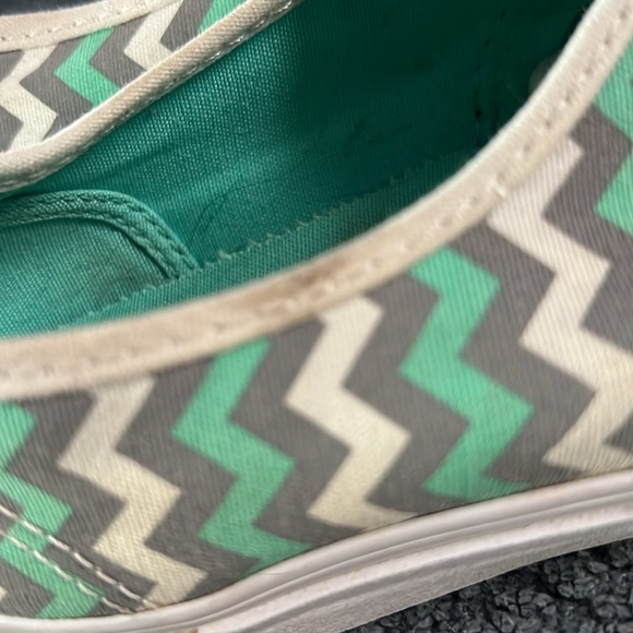 Vans Low Lace up Skateboard Shoes - Picture 7 of 7